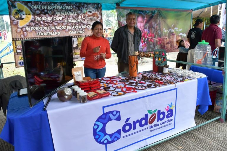 PRODUCTORES CORDOBESES PRESENTES EN LA CUARTA FERIA INNOVANDO CONCIENCIA EN EL COLEGIO DE POSTGRADUADOS