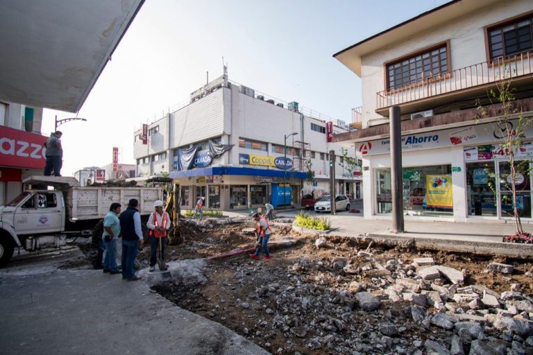 REALIZAN TRABAJO DE MEJORAMIENTO DE VIALIDADES PRINCIPALES