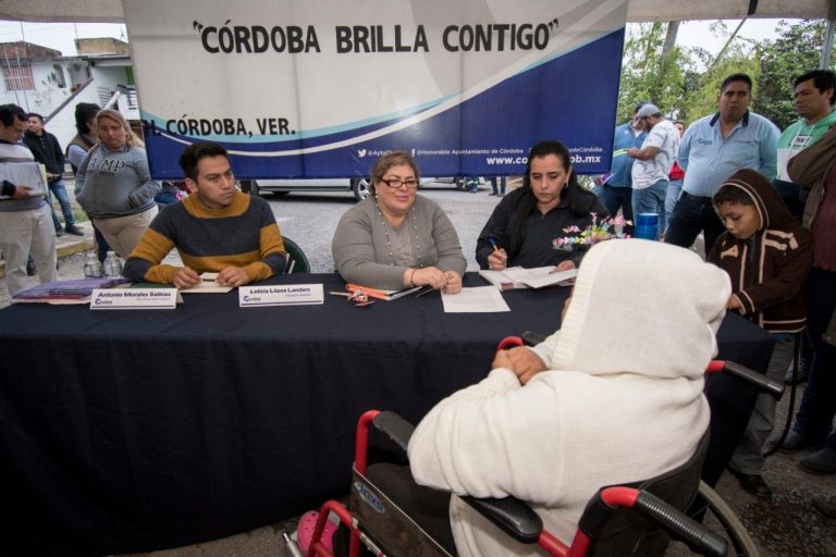 ATIENDE AYUNTAMIENTO DE CÓRDOBA A VECINOS DE CUATRO COLONIAS