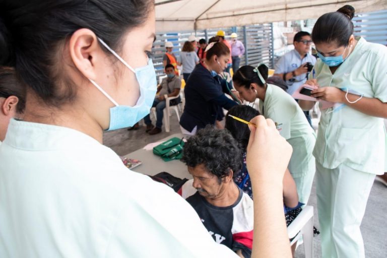 AYUNTAMIENTO DE CÓRDOBA REALIZA JORNADA DE SALUD EN MERCADO REVOLUCIÓN