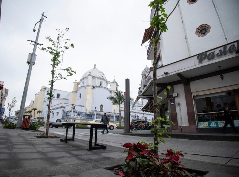 INSTALAN MOBILIARIO URBANO PARA MEJORAR CAMINABILIDAD EN ZONA COMERCIAL DE CÓRDOBA