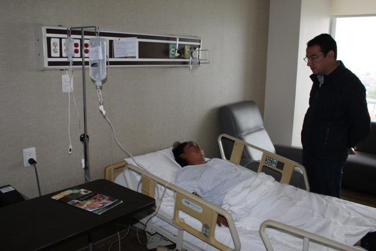 FUERA DE PELIGRO AGENTE DE TRÁNSITO ARROLLADA POR TAXISTA