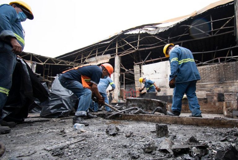 RETIRAN MÁS DEL 40% DE TECHUMBRE DE ZONA AFECTADA POR INCENDIO DEL MERCADO REVOLUCIÓN