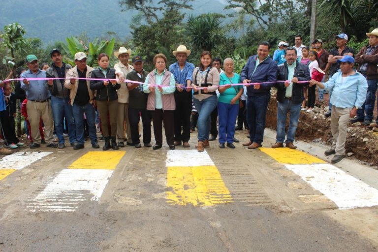 CAMINO PAVIMENTADO PARA LA LOCALIDAD DE IXPILA