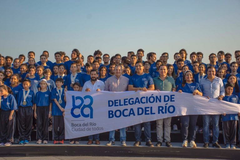 ABANDERAN A LA DELEGACIÓN DEPORTIVA DE BOCA DEL RÍO