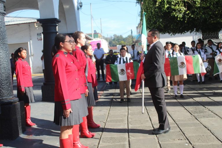 CON ACTO CÍVICO CELEBRAN EL DÍA DE LA BANDERA NACIONAL