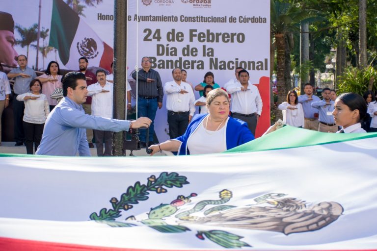 PRESIDENTA MUNICIPAL DE CÓRDOBA ABANDERA CERCA DE 50 ESCOLTAS