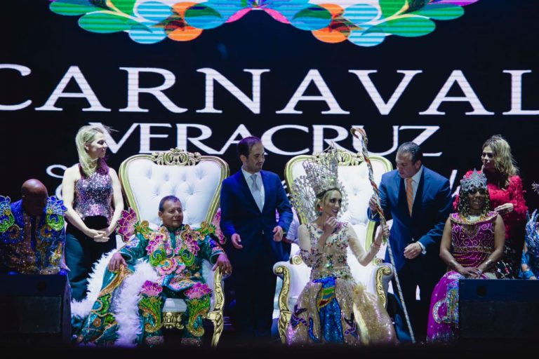 CORONAN A LAS REINAS Y REYES DEL CARNAVAL DE VERACRUZ