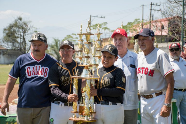 PREMIAN A CAMPEONES DE LA LIGA CORDOBESA DE BÉISBOL DE AFICIONADOS