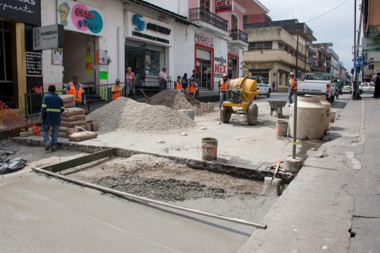 AVANZAN TRABAJOS DE BACHEO EN AVENIDA 2