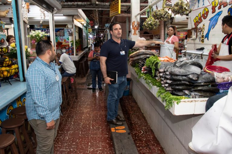EN MERCADO REVOLUCIÓN DE CÓRDOBA, LOCATARIOS IMPLEMENTAN MEDIDAS DE PREVENCIÓN CONTRA COVID-19