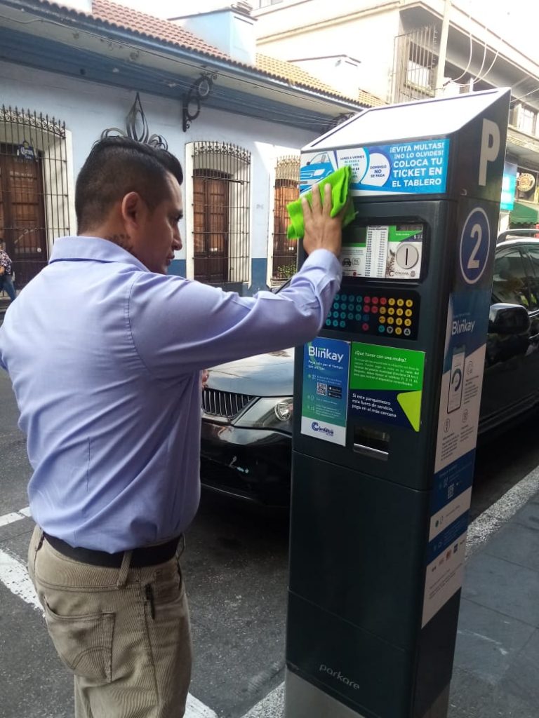 EQUIPOS PARQUÍMETROS SE LIMPIAN CADA DOS HORAS PARA EVITAR CONTAGIOS DE COVID-19