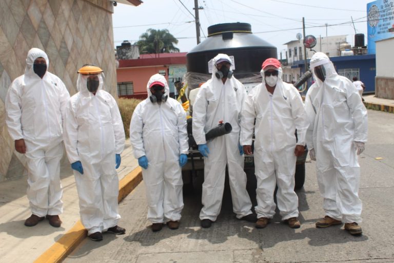 SANITIZAN ELOTEPEC Y COLOCAN FILTRO EN LA ENTRADA DE LA LOCALIDAD