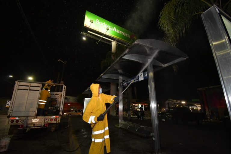 EN CÓRDOBA SANITIZAN PARABUSES PARA EVITAR PROPAGACIÓN  DEL COVID-19