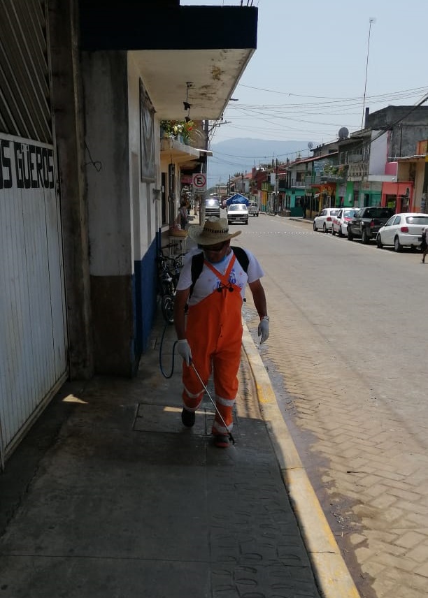 APLICAN SANITIZANTE EN CALLES Y ESPACIOS PÚBLICOS