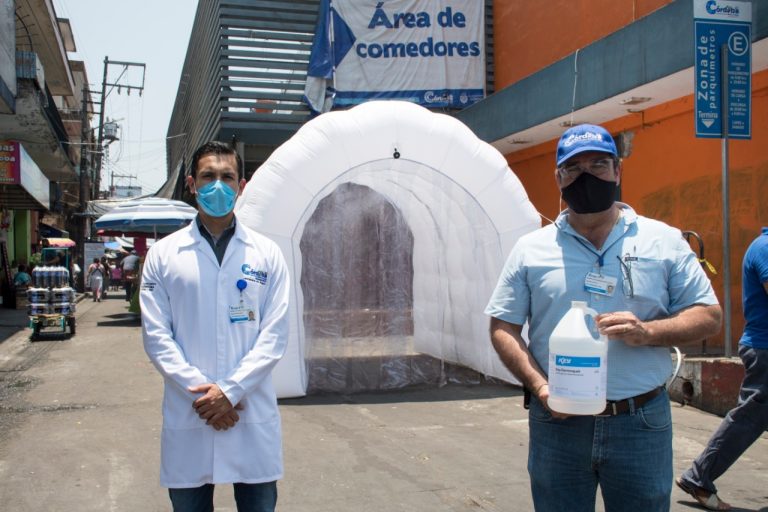 INSTALA AYUNTAMIENTO DE CÓRDOBA TÚNEL SANITIZANTE EN MERCADO REVOLUCIÓN