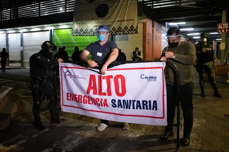 EN CÓRDOBA INSTALAN CERCOS SANITARIOS EN PRIMER CUADRO Y MERCADO REVOLUCIÓN