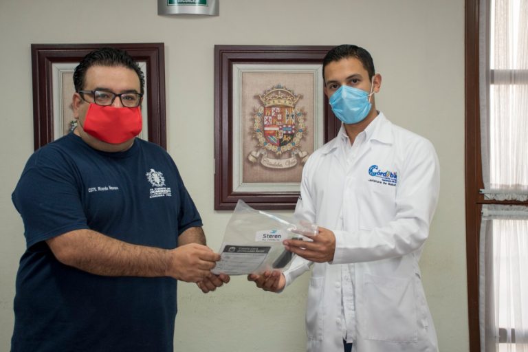 AYUNTAMIENTO DE CÓRDOBA ENTREGA CARETAS DE PROTECCIÓN PERSONAL A BOMBEROS