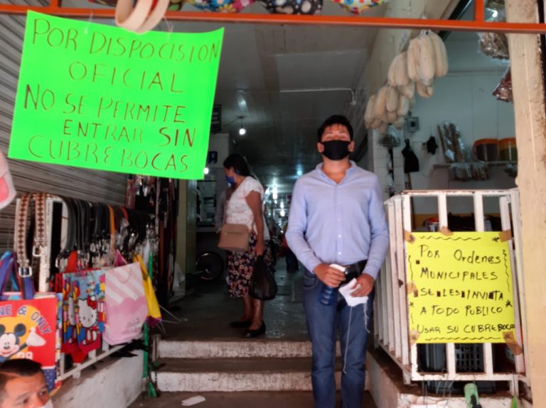 LOCATARIOS DEL MERCADO JUÁREZ, SE UNEN A LAS MEDIDAS SANITARIAS IMPLEMENTADAS POR EL AYUNTAMIENTO DE HUATUSCO