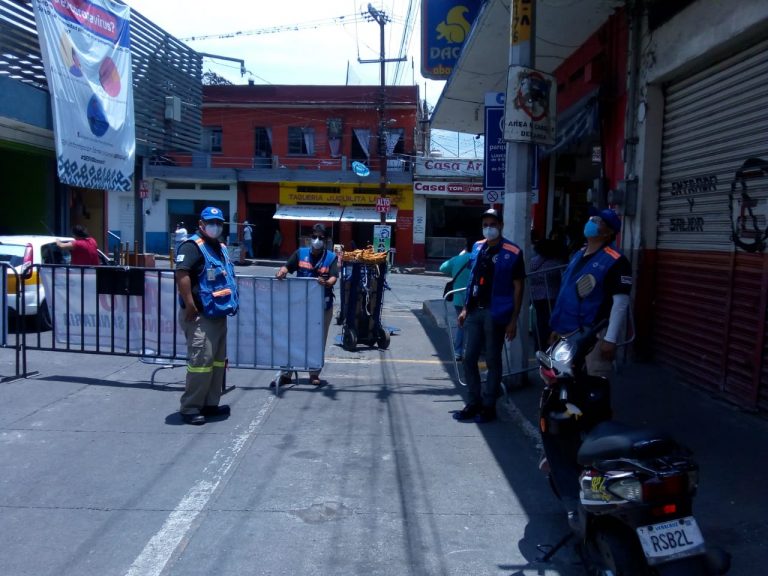 MANTIENEN CERCOS SANITARIOS EN MERCADO REVOLUCIÓN