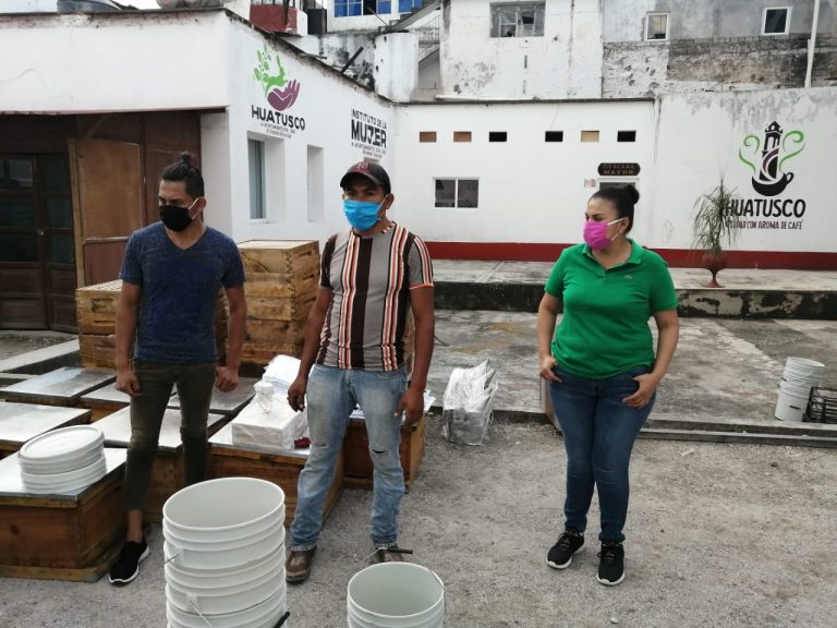 DOCE FAMILIAS RECIBEN INSUMOS QUE AYUDAN A FORTALECER LA ECONOMÍA DE SUS HOGARES