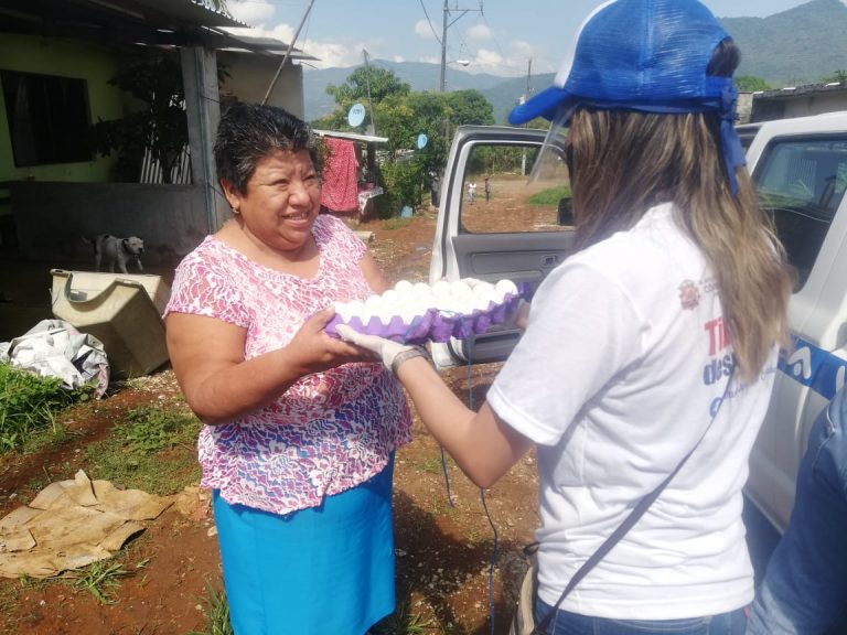 RECIBEN FAMILIAS DE CUATRO COLONIAS DOTACIÓN DE CONOS DE HUEVO POR PARTE DEL AYUNTAMIENTO DE CÓRDOBA
