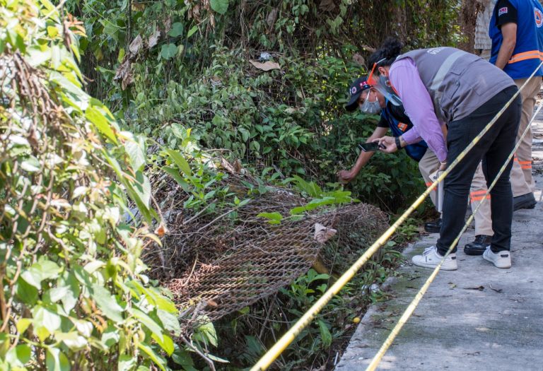 AUTORIDADES DE PROTECCIÓN CIVIL SUPERVISAN DESLIZAMIENTO DE TIERRA EN LADERA DEL RÍO SAN ANTONIO EN CÓRDOBA
