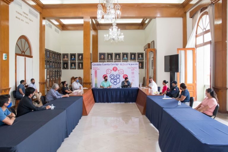 AUTORIDADES MUNICIPALES DE CÓRDOBA ATIENDEN A HABITANTES DE 20 DE NOVIEMBRE
