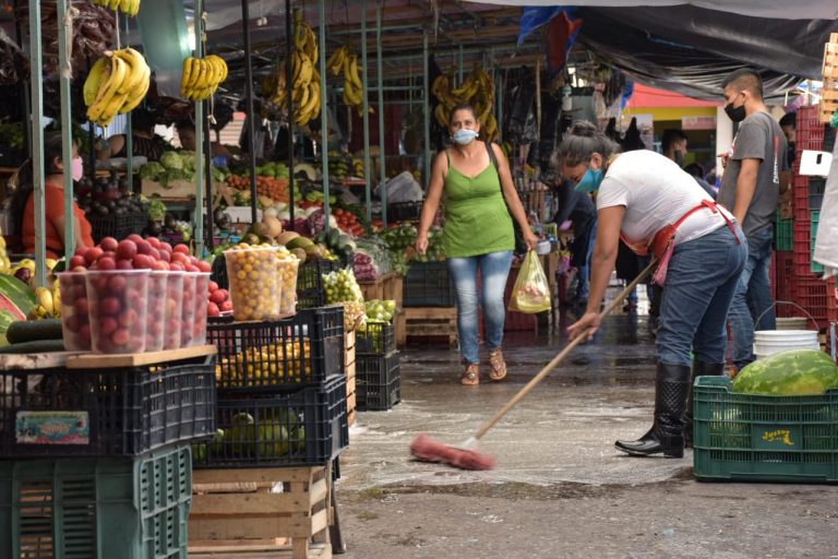 REALIZAN LABORES DE LIMPIEZA EN MERCADO REVOLUCIÓN DE CÓRDOBA