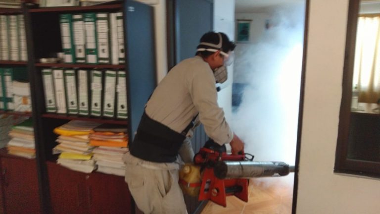 FUMIGAN ESPACIOS PÚBLICOS