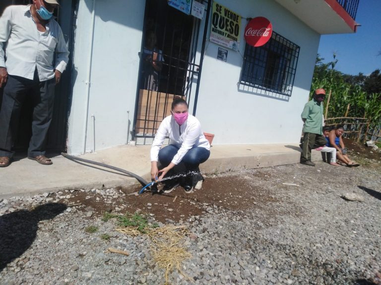 SUPERVISAN OBRA DE INTRODUCCIÓN SISTEMA DE AGUA EN LA COLONIA ENRIQUE TREJO