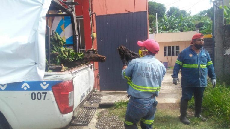 AUTORIDADES MUNICIPALES REALIZAN TRABAJOS DE LIMPIEZA EN ARROYO LIMÓN