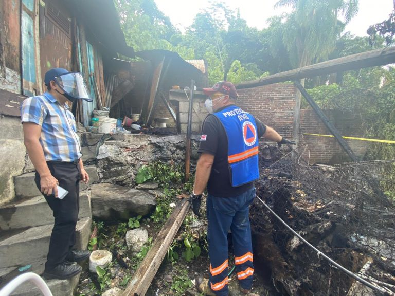 PROTECCIÓN CIVIL, BOMBEROS Y CRUZ ROJA CORDOBA APOYA A AFECTADOS POR INCENDIO EN VIVIENDA