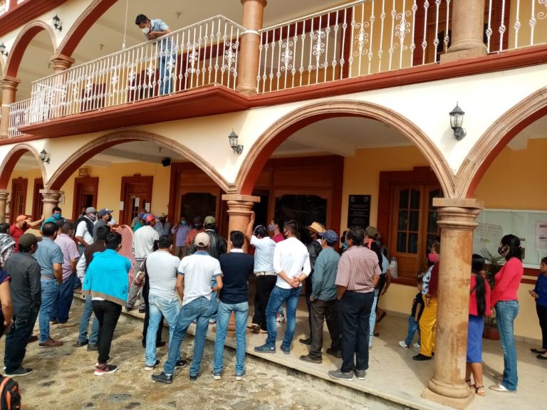 EN COMAPA TOMAN PALACIO MUNICIPAL PORQUE ALCALDESA OBSTRUYE CONSTRUCCIÓN DE RED DE AGUA POTABLE PARA SAN FELIPE