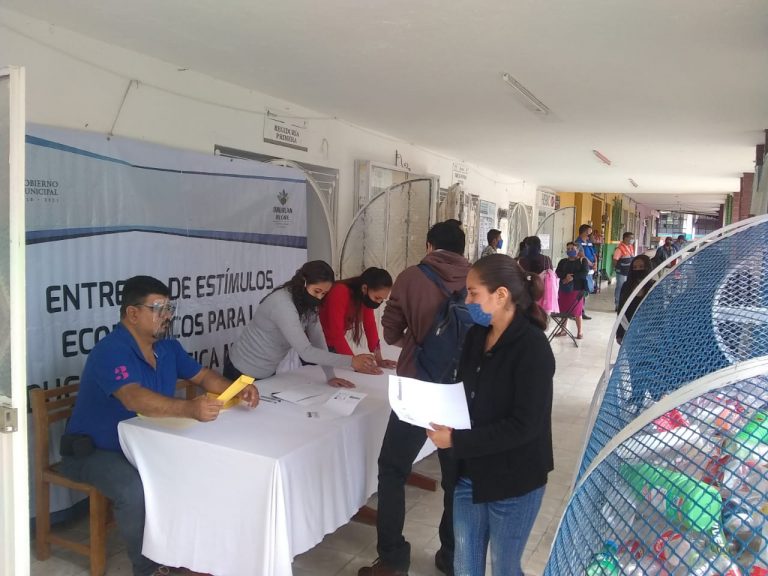 ENTREGAN ESTÍMULOS ECONÓMICOS A 250 ALUMNOS DE NIVEL BÁSICO