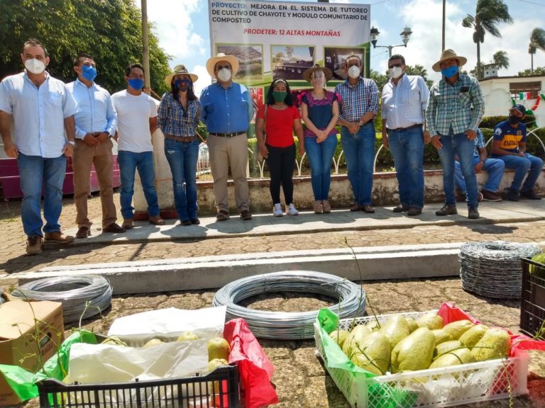 ENTREGAN PROYECTOS AGRÍCOLAS EN IXHUATLÁN DEL CAFÉ