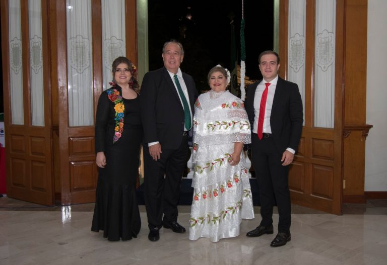 PRESIDENTA MUNICIPAL DE CÓRDOBA RECONOCE A TRABAJADORES DE LA SALUD EN ARENGA DE INDEPENDENCIA
