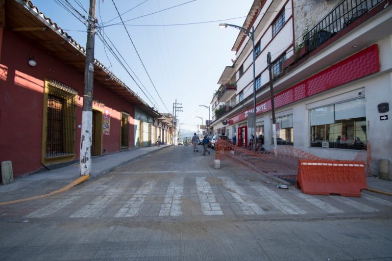 REHABILITACIÓN DE BANQUETAS EN AVENIDA 1 REGISTRA AVANCE DEL 50 POR CIENTO: OBRAS PÚBLICAS