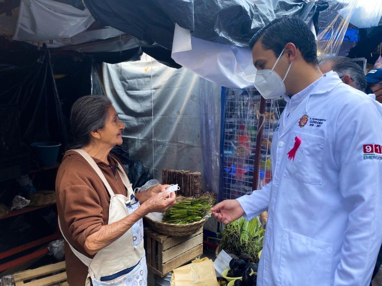 ENTREGAN CUBREBOCAS ROSA PARA REFORZAR ATENCIÓN A COVID19 Y CÁNCER DE MAMA