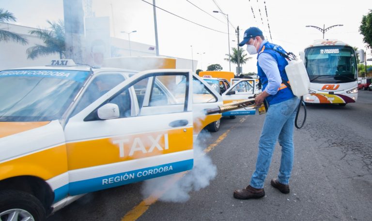 PROCURAN SALUD DE USUARIOS Y OPERADORES DE TAXIS EN CÓRDOBA