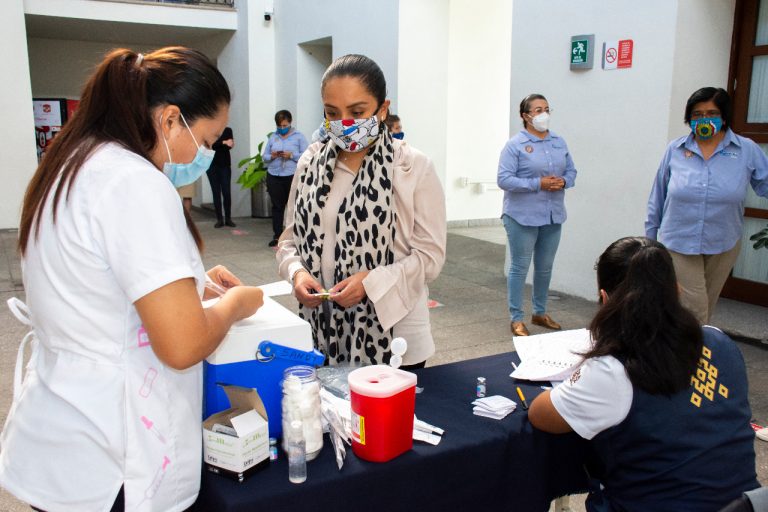 EN PREVENCIÓN, VACUNAN CONTRA INFLUENZA A PERSONAL DEL AYUNTAMIENTO DE CÓRDOBA
