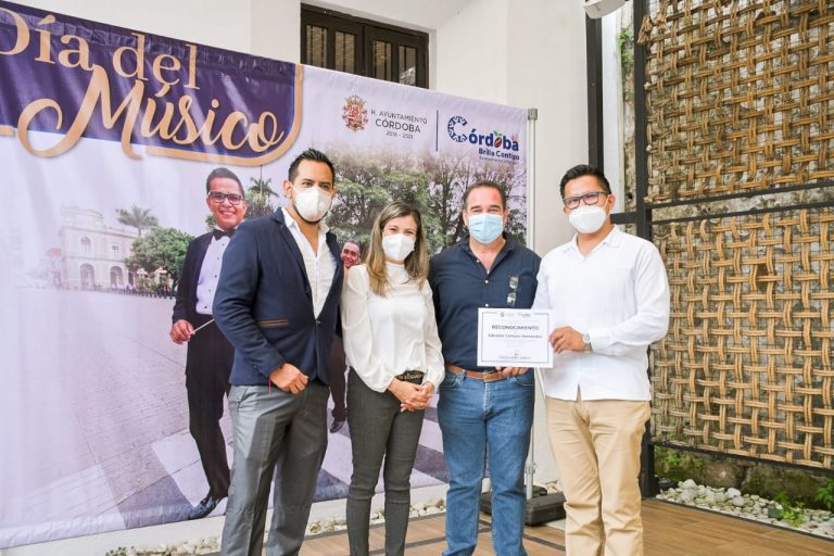 ENTREGAN RECONOCIMIENTOS A INTEGRANTES DE LA BANDA MUNICIPAL DE CÓRDOBA