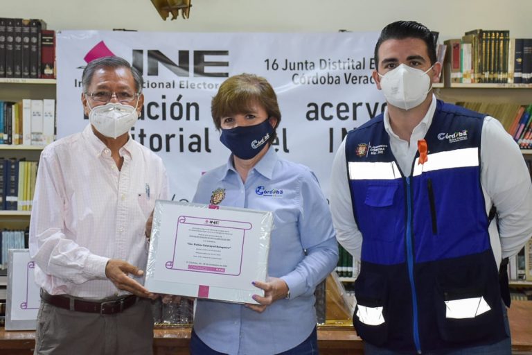 FORTALECE INE CULTURA DEMOCRÁTICA DE CÓRDOBA CON DONACIÓN DE ACERVO EDITORIAL