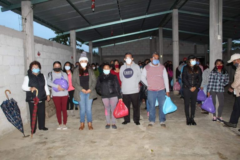 ENTREGAN ESTÍMULOS ESCOLARES A LOS NIÑOS DEL PREESCOLAR