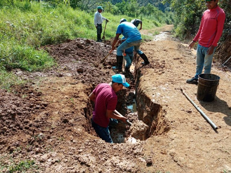 CMAS REPARA FUGA DE AGUA DE LÍNEA PRINCIPAL DE ABASTECIMIENTO