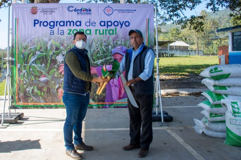 ENTREGA AYUNTAMIENTO DE CÓRDOBA HERRAMIENTAS Y FERTILIZANTE A FAMILIAS DE COMUNIDADES RURALES