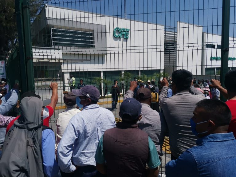 HABITANTES DE ZONGOLICA BLOQUEARON EL ACCESO A LAS OFICINAS DE LA CFE