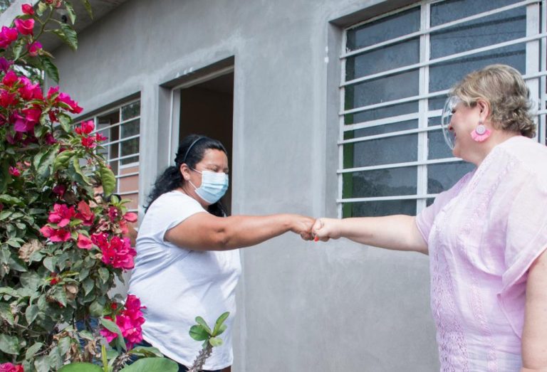 ENTREGA AYUNTAMIENTO DE CÓRDOBA LOSAS DE CONCRETO PARA TECHO FIRME EN SANTA TERESITA