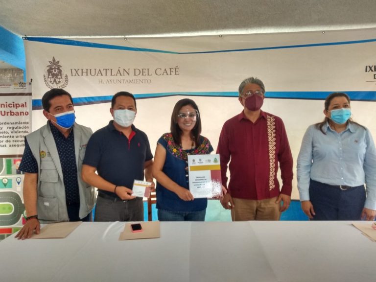 ENTREGA SEDESOL PROGRAMA DE DESARROLLO URBANO A IXHUATLÀN DEL CAFÉ