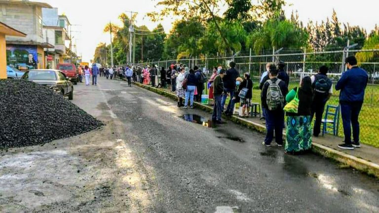 ADULTOS MAYORES ACUDEN A RECIBIR LA VACUNA CONTRA EL COVID19